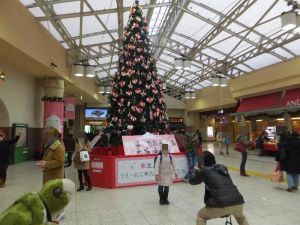 131223（月祝）-03【1255頃】JR上野駅クリスマスツリー《上野-嫁》_03