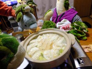 160411（月）-03【2200頃】餃子オリーブオイル鍋、バチマグロ刺身半額、ドンタコス、ハッピーターン《家-嫁》_01